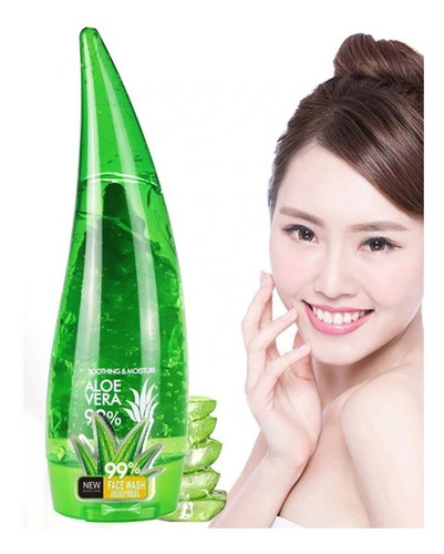 Frotar aloe vera en la cara