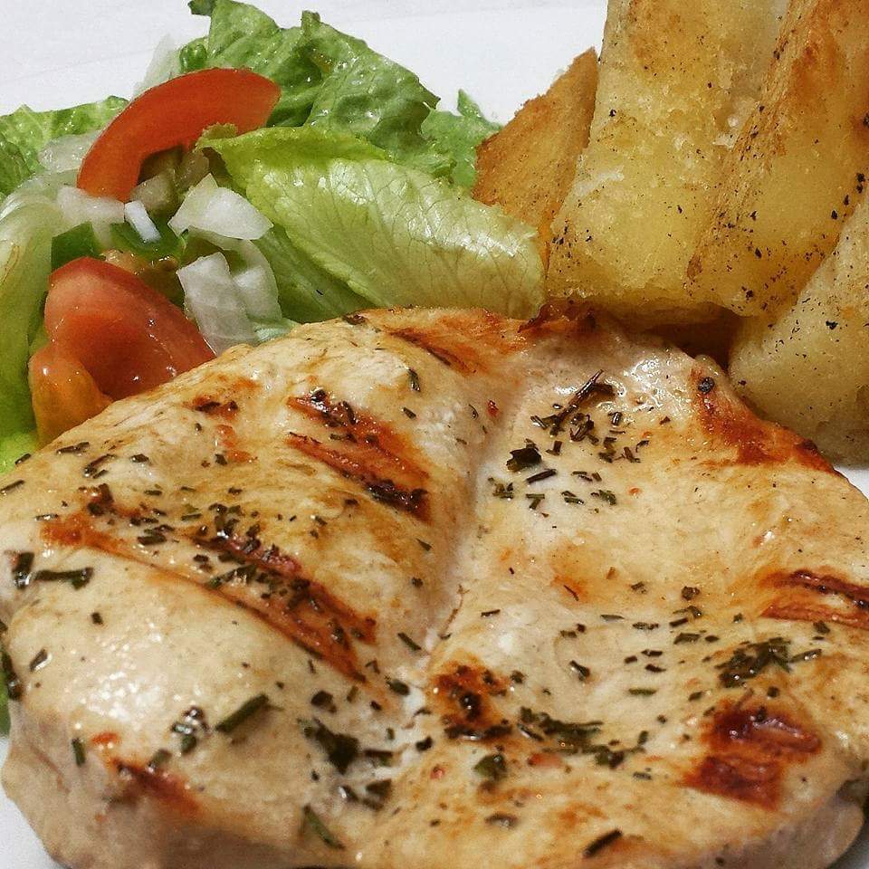 Pollo con yuca y ensalada