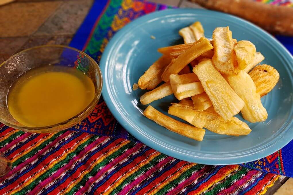 Yuca frita con huevo